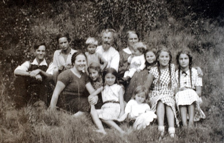 Albert Joleik (1880-1968) var ein utprega familiemann. Her eit sjeldant bilete av han og kona og dei 11 borna deira. 