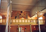I 1943 starta innsamlinga av pengar til orgel, men det stod ikkje på plass på galleriet før i 1961. Framfor galleriet heng votivskipet og ei av lysekronene.
