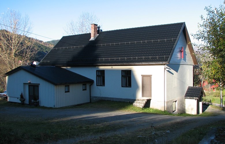 Lambhaug bedehus på Indre Hafslo, innvigd i 1953. Den lysande krossen vart sett opp 1992.