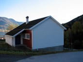 Bedehuset i Solvorn ligg mellom hovudvegen ned til sjøen (nede til høgre i biletet) og gamlevegen gjennom bygda. 

