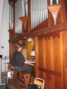 Organist Peter Rødel spelar på orgelet.