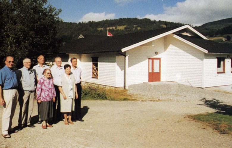 Haugen bedehus, ferdig i 1989. Frå venstre: Finn Bjarnastein, Samuel Balsnes, Johanne Naustdal Drage Olav Balsnes, Inga Reksnes, Jørn Ilje og Olav Anders Bakke.