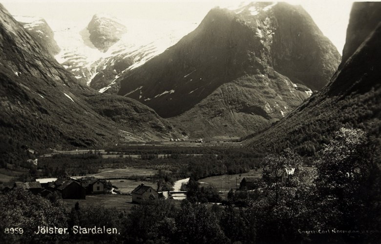 Inst i Stardalen ruvar fjellet Gallen. Biletet er frå eit postkort som ein engelsk turist sende frå Sandane i september 1926. Gardane lengst framme heiter Fonn.

