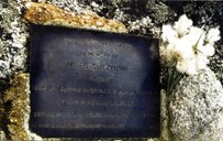Minneplaketten øvst på Gallen til heider for den 17 år gamle Miles Gurzynski. Han skulle vore med i ein ekspedisjon til fjord og fjell i Noreg sommaren 1984, men omkom i ei motorsykkelulukke rett før.

