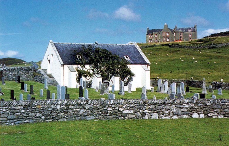 Lunna kyrkje, bygd 1753, ligg på eidet opp frå austre Lunna Voe (våg). Det andre huset er Lunna House, operasjonsbase for The Shetland Bus i tida 1941-1942. Hamna var i vågen på vestsida (bak kyrkja). 

