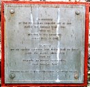 Minneplate på kyrkjegarden ved Lunna kyrkje over nordmenn som miste livet på havet under andre verdskrig.

