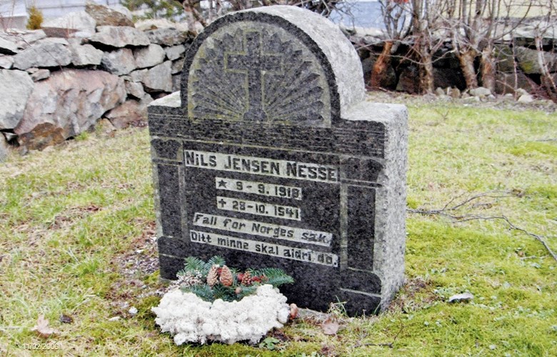 Krigsgrav på kyrkjegarden på Gåsland, Bømlo kommune. Nils Jensen Nesse - "Fall for Norges sak. Ditt minne skal aldri dø." 

