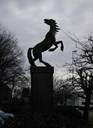 Minnesmerket, ein steilande hest på granittsokkel, er laga av bilethoggaren Ståle Kyllingstad og vart avduka 17. mai 1968.

