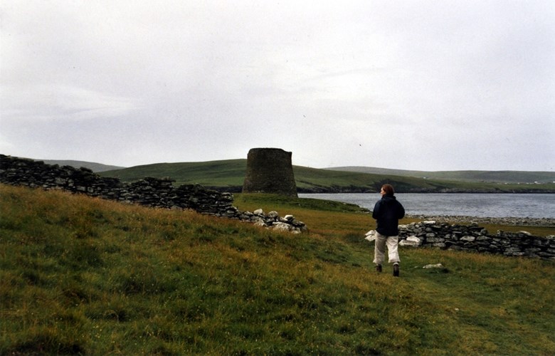 Mousa Broch ligg sør på Shetland, nær sjøen i sundet mellom Mainland og øya Mousa. 

