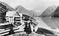 Hotel Mundal vart bygd i 1891 med 70 senger og plass til 140 gjester i matsalen. Turistane kom til Fjærland for å oppleva breen. Dei fleste stogga ved brekanten, men det fanst og dei som gjekk turar i fjellet og på breane. Turane kunne gå over breen til Skei i Jølster, til Olden, Veitastrondi og Sogndal. 


