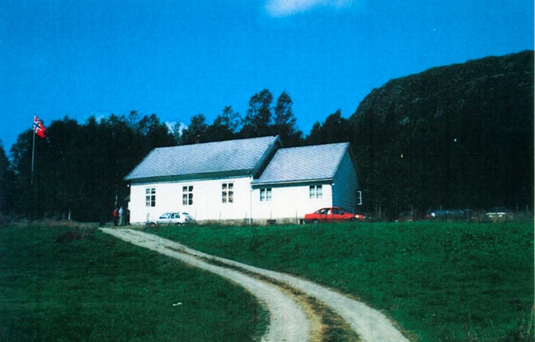 Dalsøyra bedehus, bygd 1914. Påbygget vart teke i bruk i 1967.

