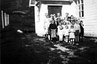 Dei byrja å halda søndagsskule i Dalsøyra bedehus i 1932. Dette søndagsskulebiletet er frå tidleg i 1950-åra.


