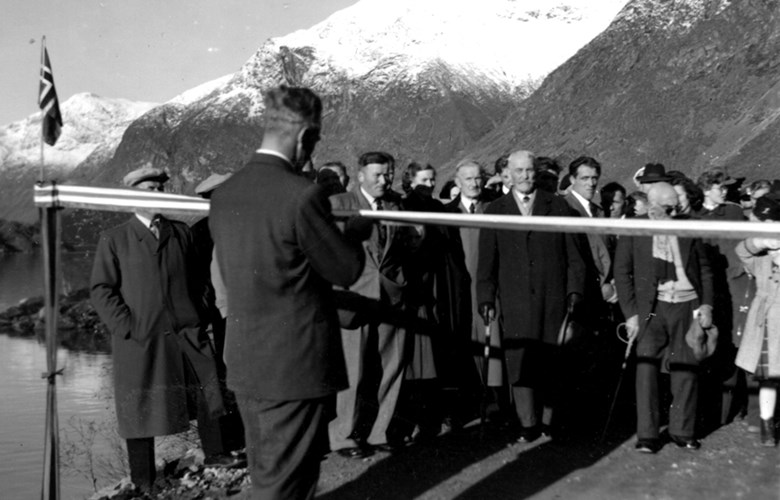 Opningsdagen av vegen var 20. oktober 1956 og bygdefolket møtte mannjamnt opp på den store dagen. Vegen vart opna av fylkesmann Nikolai Schei og vegsjef Egil Abrahamsen.