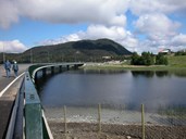 Her ser vi Mobergsbrua, som er ein del av E39 Moberg-Svegatjørn i Os kommune. Brua sto ferdig i 2005.