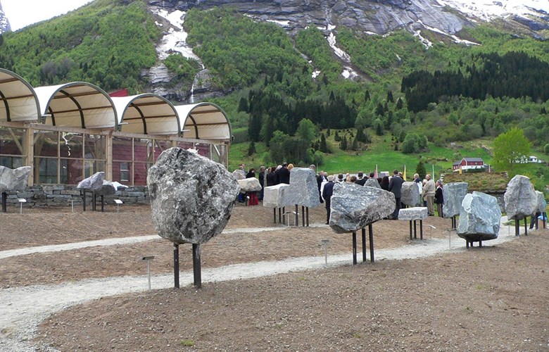 Frå den geologiske parken ved Jostedalsbreen nasjonalparksenter 25. mai 2005 då parken vart opna.




