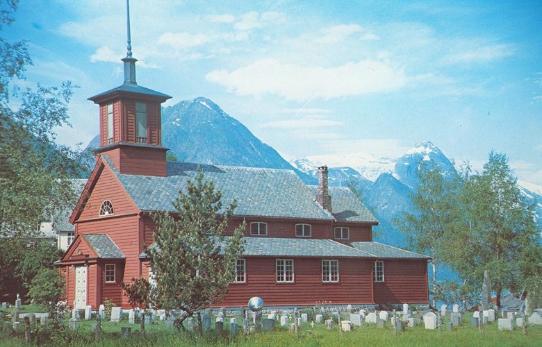 Sideskipa langs kyrkja vart bygt til i 1931, og dermed fekk den tidlegare kvitmåla kyrkja ein heilt ny stil. Raudfargen fekk ho året etter.