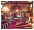 Frå interiøret i kyrkja, sett mot koret. Altertavla har motivet "Emmausvandrarane".

