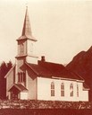 Slik såg kyrkja ut utvendig frå 1861 til 1931. Ho var då kvitmåla og hadde høgreiste vindauga med spissboge langs sidene. Tårnet hadde også ei anna form.
