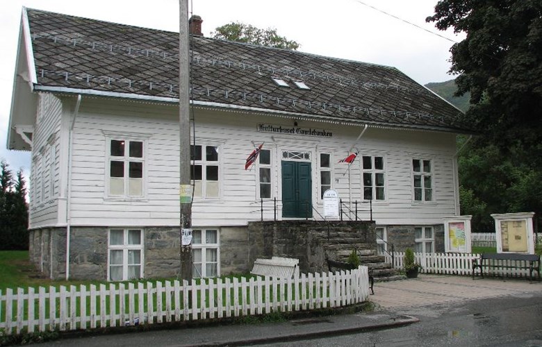 Kulturhuset Gamlebanken i Eidsgata, Nordfjordeid. 



