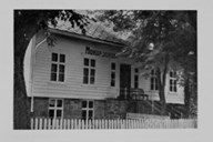 Gamlebanken 1953, då som hus for Nordfjord Sparebank. Namnet vart i mange år skrive med "s" etter Nordfjord: Nordfjords Sparebank.

