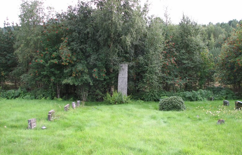 Minnesteinen på grava til Edvin Færøy på den gamle gravstaden i Rutledal.



