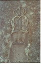 Det kongelege monogrammet til Oscar II og årstalet 1879 står på den vel to meter høge steinen.
