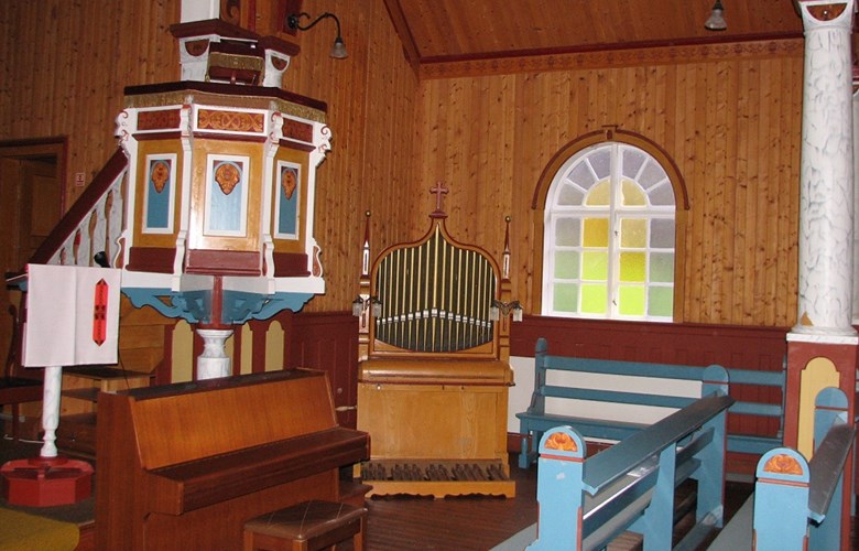 Det fyrste orgelet i Ortnevik kyrkje står nede i kyrkja på høgra sida av preikestolen. Det stod oppe på galleriet frå kyrkja var ny i 1925 til det måtte vika plass for kyrkja sitt orgel nummer to i 1950.

