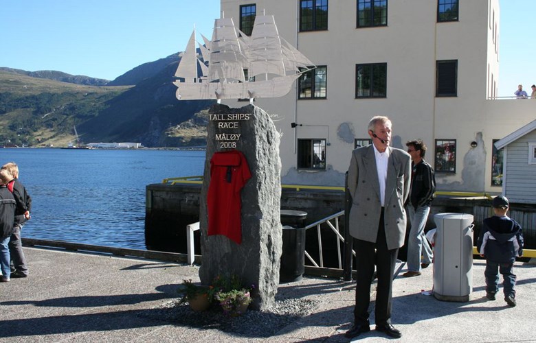 Markeringssteinen for Tall Ships Races på torget i Måløy. Steinen vart avduka 14. mai 2005. Biletet er teke 9. september same året då ordførar Roger B. Silden avduka eit nedteljingsur, 1000 dagar før skutene kjem til Måløy (1. august 2008).



