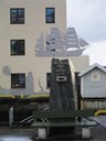 Tall Ships Races Monument i Måløy. Både den 1,70 m lange silhuetten av "Statsraad Lemkuhl" og bokstavane er laga av firmaet RCG på Flatraket i Selje.


