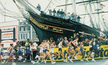 Seglskuta "Cutty Sark" på land i Greenwich i London. Løparane i London Marathon passerer skuta tidleg i løpet.
