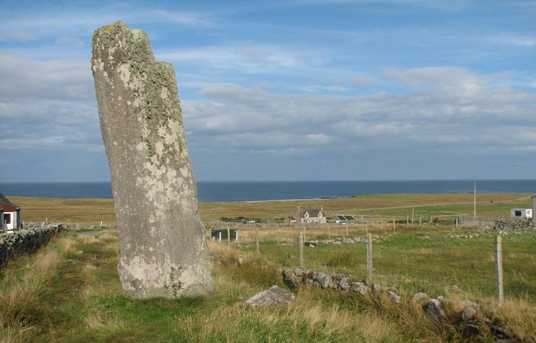 Bautastein på vestsida av øya Lewis nord på Hebridene. Steinen er 5,7 m høg og den høgaste bautasteinen i Skottland.

