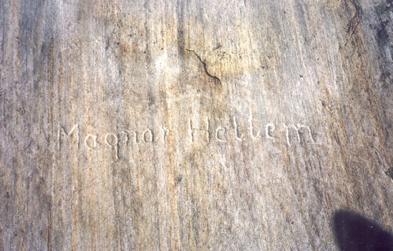 Namnet til Magnar Hellem er framleis godt synleg på svaberget på Norevikane. Han meisla det inn våren 1945.

