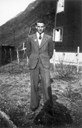 Magnar Hellem fylte 18 år våren 1945 då han var på kommunal vedhogst på Norevikane. Han hadde besteforeldre i Norevikane.

