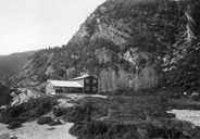 Vedhogstgjengen frå Høyanger var innkvartert på Høyanger Kjemiske industriarbeiderforening sin ferieheim på Norevikane. Dei fyrste husa vart reiste i 1935. Hovudbygningen (biletet) stod ferdig i 1937.

