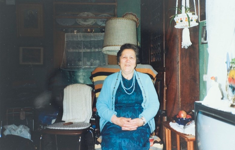 Johanna M. Haugen (1908-1994) i stova si i Gaupne i 1987. 

