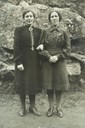 Johanna Haugen (th) og Anna Kilen. Biletet er teke på garden Kilen i Dalsdalen der Johanna var tenestegjente eit par år.



