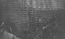 Damanlegga og røyrgatane vart jamnleg kontrollerte. Her er det oppdaga lekkasje på Grimsosen. Dei mørke felta er vatn som har trengt gjennom fugene i murverket. For å reparere slike lekkasjar vart vatnet i magasinet senka til under lekkasjeområdet, før ein ved hjelp av trykkluft sprøyta sementmørtel inn i tomromma i muren. Dammen står i dag under vatn etter at magasinet vart heva med om lag 19 meter på slutten av 1970-talet. 



