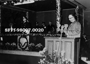Kongebesøket 1958, Nordfjordeid. Ordførar Berge Smørdal talar for kongen.


