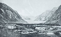 Biletet viser utsikten gjestene på Jostedalsbredens Turisthotel hadde mot Nigardsbreen. I framgrunnen brua over Breelvi på vegen til Mjølvergardane.