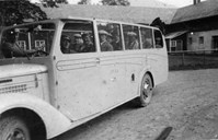L.D.Auto-buss på Mo jordbruksskule. Identifiserte personar: I førarsetet, Konrad Tjugen, framme, Steffen Loen, i setet bak Konrad Tjugen, Ola Orheim og kona Johanne. 