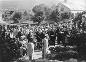 Ei stor folkemengd var samla på avdukinga, søndag 20. august 1933. 
