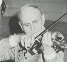 Nils Furnes (1901-1990) hadde sin speletradisjon mest etter farbroren Ola Nos frå Gaular. Som 23-åring reiste Nils Furnes til Bergen, og han budde der sidan.
