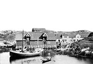 Frå den gode og lune hamna i Gåsvær. Skøyta er <b>Firda.</b> I nordfjordfæringen sit Hans P. Gåsvær. Til høgre ser me det store bustadhuset, og til venstre for dette står sjøbua frå 1904.
