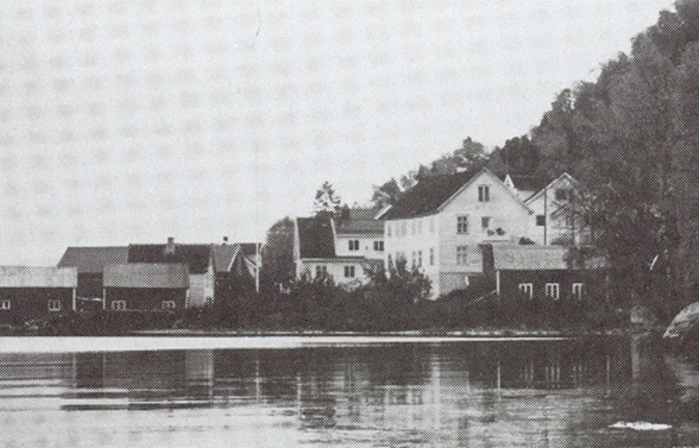 Marifjøra er ein liten tettstad på sørsida av Gaupnefjorden, ein sidearm til Lustrafjorden.