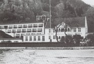 Tørvis hotell med den nye fløya som vart bygd kring 1970 til venstre på biletet. Den gamle gjestgjevar-bygningen, til høgre på biletet, er resepsjonsbygning for hotellet.