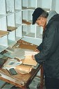 1997. Olav Birkeland, Hjelmeland, ser på gamle fraktbrev o.a. som låg att etter dampskipsekspedisjonen. Alt arkivmaterialet er no teke vare på hjå Fylkesarkivet.
