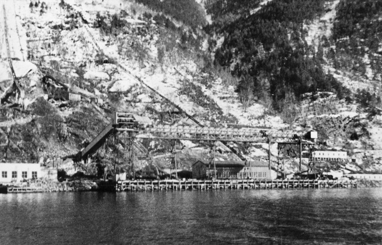 Kaien i Kinsedalen med kompressorhus, verkstad og transportanlegg.
