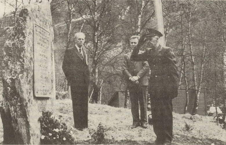 17. mai 1986 - avdukinga av minnesteinen over dei falne på Borlaug. Frå venstre Anders Lunden, ordførar Knut Hegg og major Anders Kruhaug.