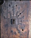 Døra til vestpotalen har eit særmerkt smijernsbeslag, og er sterkt merkt av hundreåra som har gått sidan ho var ny.
