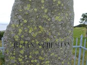 Innskrifta på Schumann-minnesteinen: Faareopdrætteren Johann Schumann
